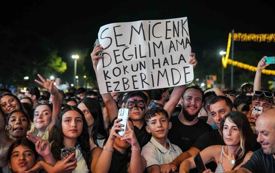 İzmir Enternasyonal Fuarı'nda Semicenk konseri ve 'İki Kişilik Oyun' sahnelendi