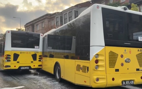 Şişhane'de İETT otobüsleri çarpıştı, yola dökülen yağ sürücülere zor anlar yaşattı