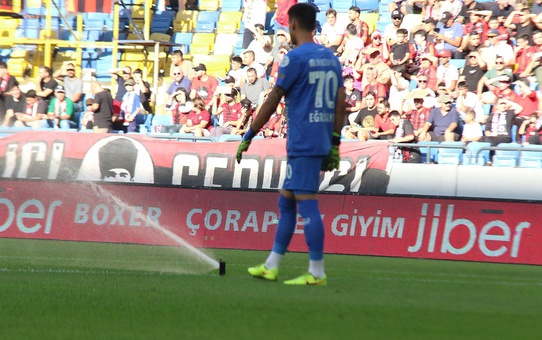 Süper Lig'de ilginç anlar! Maç oynanırken kimse ne olduğunu anlayamadı