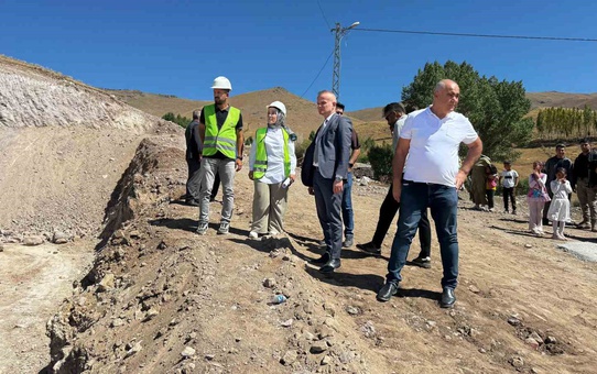 Ağrı Karlıca köyünde tepe tıraşlanarak 120 öğrenciye 8 derslikli okul yeri açıldı