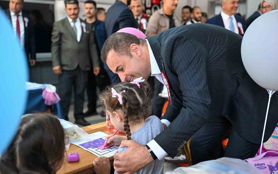 Balıkesir'de yeni eğitim yılı törenle başladı, Başkan Akın öğrencilere hediye verdi