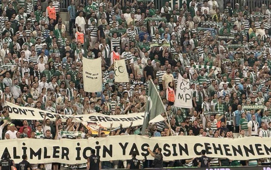 Bursaspor taraftarı Esenler Erokspor maçında Srebrenitsa pankartı açtı