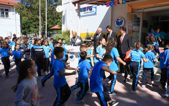 Çameli'de ilk ders zili çaldı, minik öğrencilere hediye sürprizi yapıldı