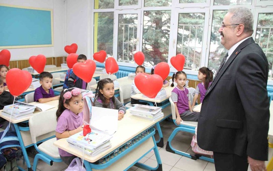 Çarşamba’da okullar öğrencilerle şenlendi