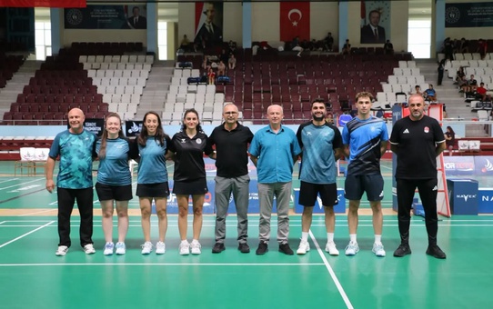 Akdeniz Oyunları'nda dereceye giren milli badmintonculara federasyondan raket hediyesi