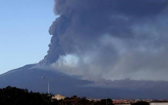 Etna'nın külü turizm sezonunda Katanya Havalimanı'nı uçuşlara kapattı
