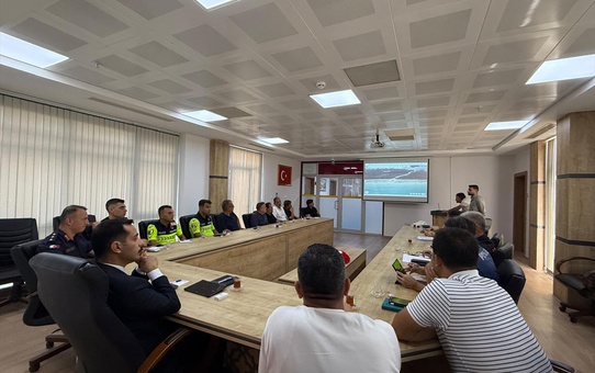 Finike'de trafik kazalarını önleme komisyonu ilk toplantısını yaptı