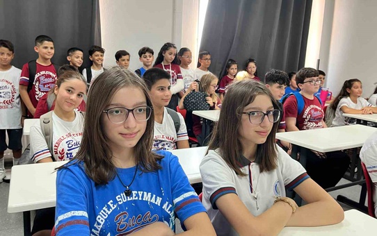 İzmir Buca'daki 'İkizler Okulu' yeni yıla 27 çift ikizle başladı