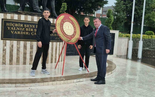 Bartın'da ilköğretim kutlaması yağmura rağmen çelenk töreniyle başladı