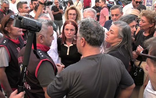 İzmir'de LGBTİ+ yürüyüşüne izin çıktı, basın açıklaması sonrası polis müdahale etti