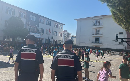 İzmir'de jandarma okul çevrelerinde denetim yaptı, bin 84 personel görev aldı