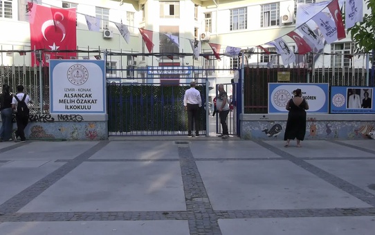İzmir Konak'ta üç okul tek binaya sığdırıldı, veliler imza kampanyası başlattı