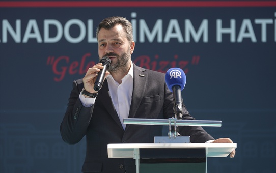 Kadıköy Anadolu İmam Hatip Lisesi, YKS'de derece yapan mezununa Togg hediye etti