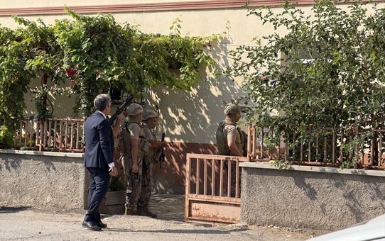 Kahramanmaraş'ta dehşet dolu anlar! Annesini, eşini ve çocuğunu rehin aldı