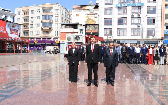 Kilis'te İlköğretim Haftası için Cumhuriyet Meydanı'nda tören yapıldı