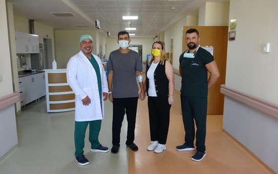 5 yıl boyunca ağrı kesici kullandı, böbreklerini kaybetti! Hayatını eşinin bağışladığı böbrek kurtardı