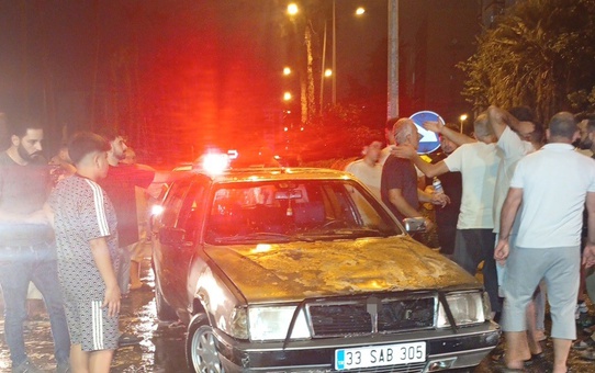 Mersin'de alev alan otomobilden 4 kişi son anda kurtuldu