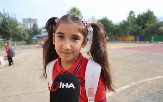 Kozan'da ilkokula başlayan öğrenciler kırmızı halı ve davul zurnayla karşılandı
