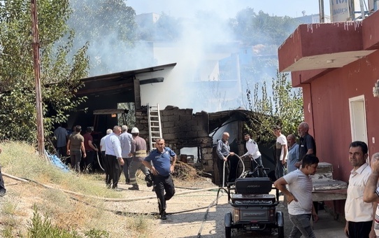 Osmaniye Bahçe'de ahırdaki yangın kontrol altına alındı, ahır kullanılamaz hale geldi