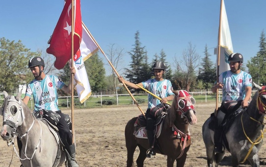 Selendi Beypınar cirit takımı 46,5-3,5'lik skorla grup birincisi oldu
