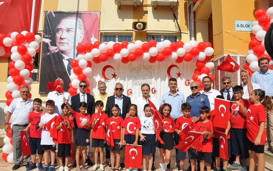 Silifke'de yeni eğitim yılı başladı, Kaymakam Fırat ilk ders zilini çaldı