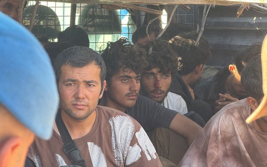 Şırnak Uludere'de jandarmadan kaçan kamyonet kaza yaptı, kasasından 23 düzensiz göçmen çıktı