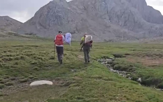 Tunceli Ovacık'ta doğaseverler 8 saat sırtlarında çöp taşıdı