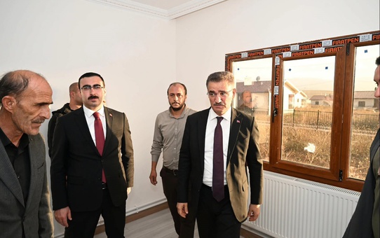 Erzurum Valisi Baruş, Çat'ta teslime hazır deprem konutlarını inceledi