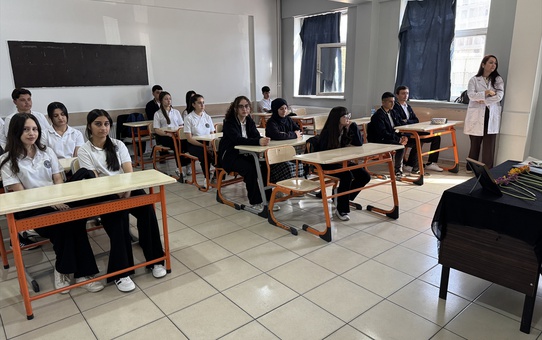 Yüksekova'da hayatını kaybeden fizik öğretmeni Anuk, sınıfında anıldı