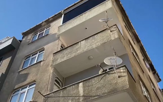 Zeytinburnu'nda 4'üncü kattan otomobilin üzerine düşen 20 yaşındaki kişi yaralandı