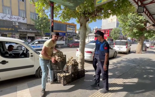 Adıyaman'da kaldırım işgali denetimi arttı, esnaf araçları kaldırdı
