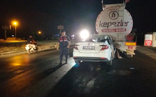 Antalya Manavgat'ta tıra arkadan çarpan otomobilin sürücüsü hayatını kaybetti