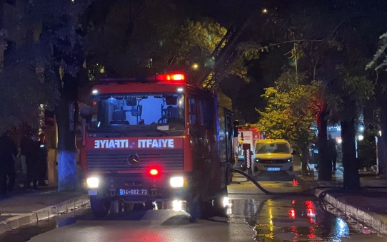 Bakırköy'de boşaltılan 4 katlı binanın çatısı gece saatlerinde alevlere teslim oldu