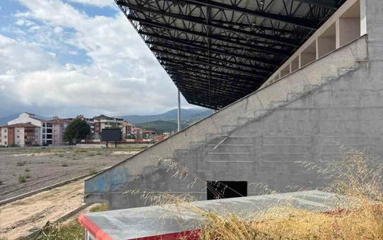 Bilecik'te 12 yıldır bitmeyen Edebali Stadı'nda çalışmalar yeniden durdu