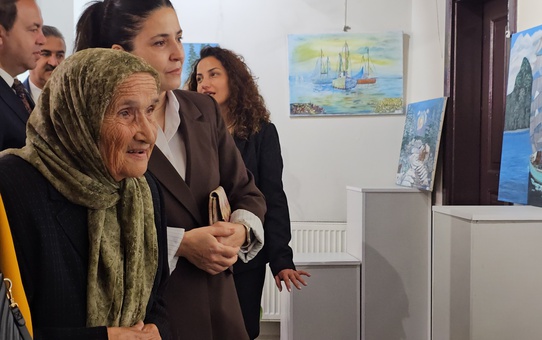 81 yaşındaki Şahinde Ermiş, televizyondan öğrendiği resim sanatını ikinci kez sergiledi