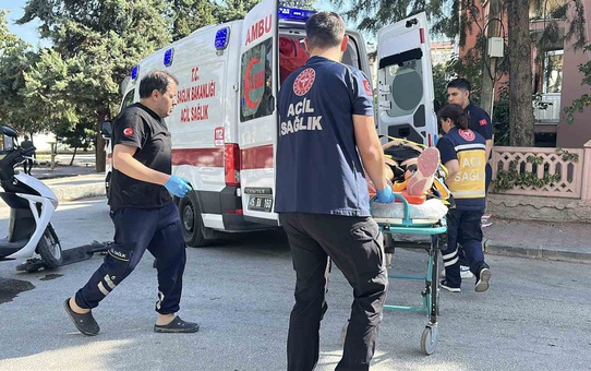 Burdur'da motosiklet scooter ile çarpıştı, sürücü yaralanarak hastaneye kaldırıldı