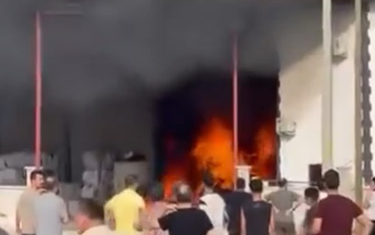 Denizli Merkezefendi'de iş yerinde yangın çıktı, ekiplerin müdahalesi sürüyor