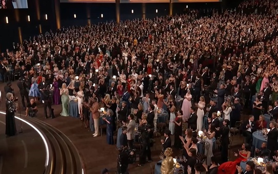 Emmy'de Matthew Rhys aynı gece iki başrol ödülü kazanan ilk isim oldu
