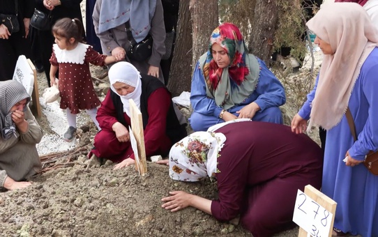 Otobüs faciasında hayatını kaybeden 12 yaşındaki Yüsra Seraç, Kilyos Mezarlığı'nda toprağa verildi