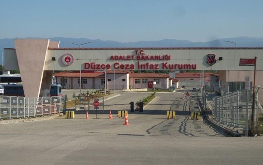Düzce'de hırsızlıktan 17 yıl 1 ay 10 gün hapis cezası olan zanlı cezaevine teslim edildi