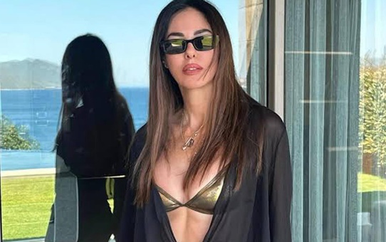 54 yaşındaki Defne Samyeli'nin bikinili pozu olay oldu
