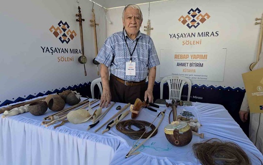 Kütahya'da rebap geleneğini 60 yıldır sürdüren Ahmet Bitirim, sazı yapan tek kişi