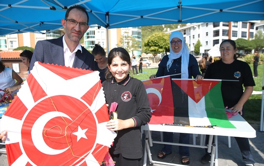 Muğla'da öğrenciler Gazzeli çocuklar için uçurtma uçurdu