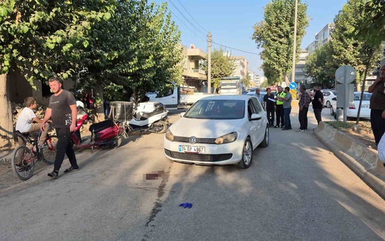 Adıyaman'da yolun karşısına geçmek isteyen yayaya otomobil çarptı, yaralandı