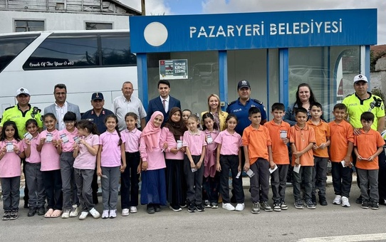 Pazaryeri'de okul çevresindeki yaya yolu uyarı bandını çocuklar boyadı