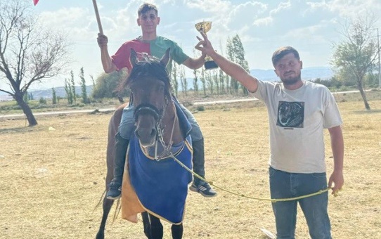 Tavşanlı'nın 'Kuyumcu' atı Bigadiç'te Başaltı kategorisinde birinci oldu