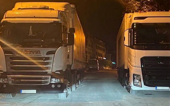 Eskişehir Odunpazarı'nda yan yana park edilen 2 tır mahalle trafiğini kilitledi