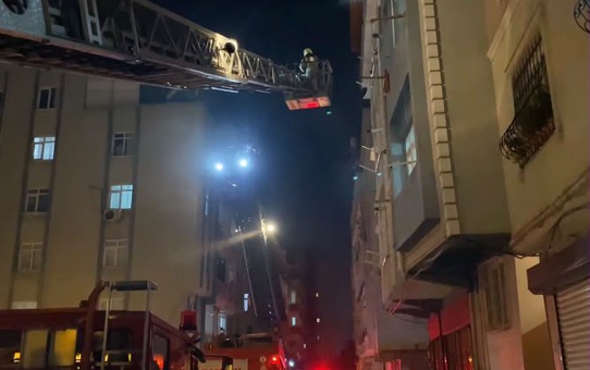Zeytinburnu'nda 5 katlı binada yangın çıktı, dumandan etkilenen 5 kişi hastaneye kaldırıldı