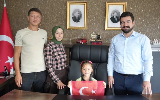 Giresun Piraziz'de bisikletli Nehir'in bayrak sevgisi belediyede ödüllendirildi