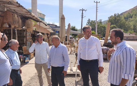 AK Partili Otgöz Marmaris'te esnafı dinledi, yeni üyelere rozet taktı